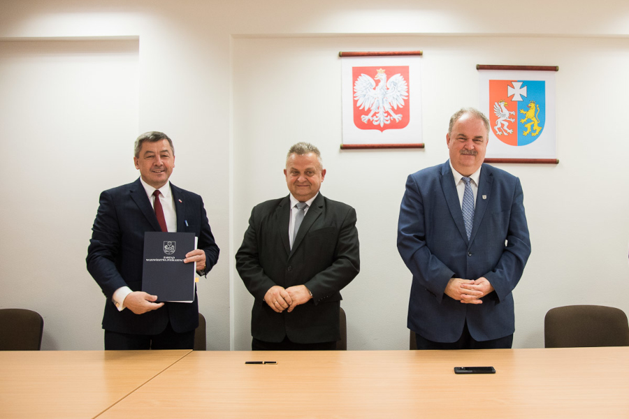 W dniu 16 czerwca br. w Urzędzie Marszałkowskim Województwa Podkarpackiego przy obecności  Wicemarszałka Piotra Pilcha oraz członka Zarządu Województwa Stanisława Kruczka odbyło się oficjalne spotkanie Beneficjentów, podczas którego Wójt Gminy Niebylec Zbigniew Korab wraz ze Skarbnikiem Gminy – Edwardem Wolaninem podpisali umowę o dofinansowanie zadania pn. „Budowa odcinka sieci kanalizacji sanitarnej w miejscowości Lutcza, gm. Niebylec – przysiółek Gąsiorówki”.