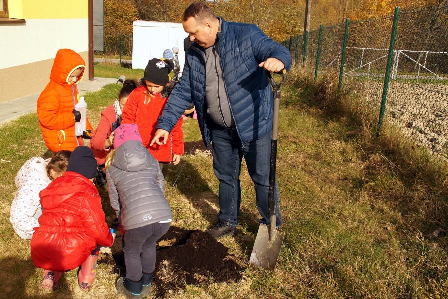 Zdjęcie uczestników Akcji sadzenia roślin miododajnych na terenie Gminy Niebylec