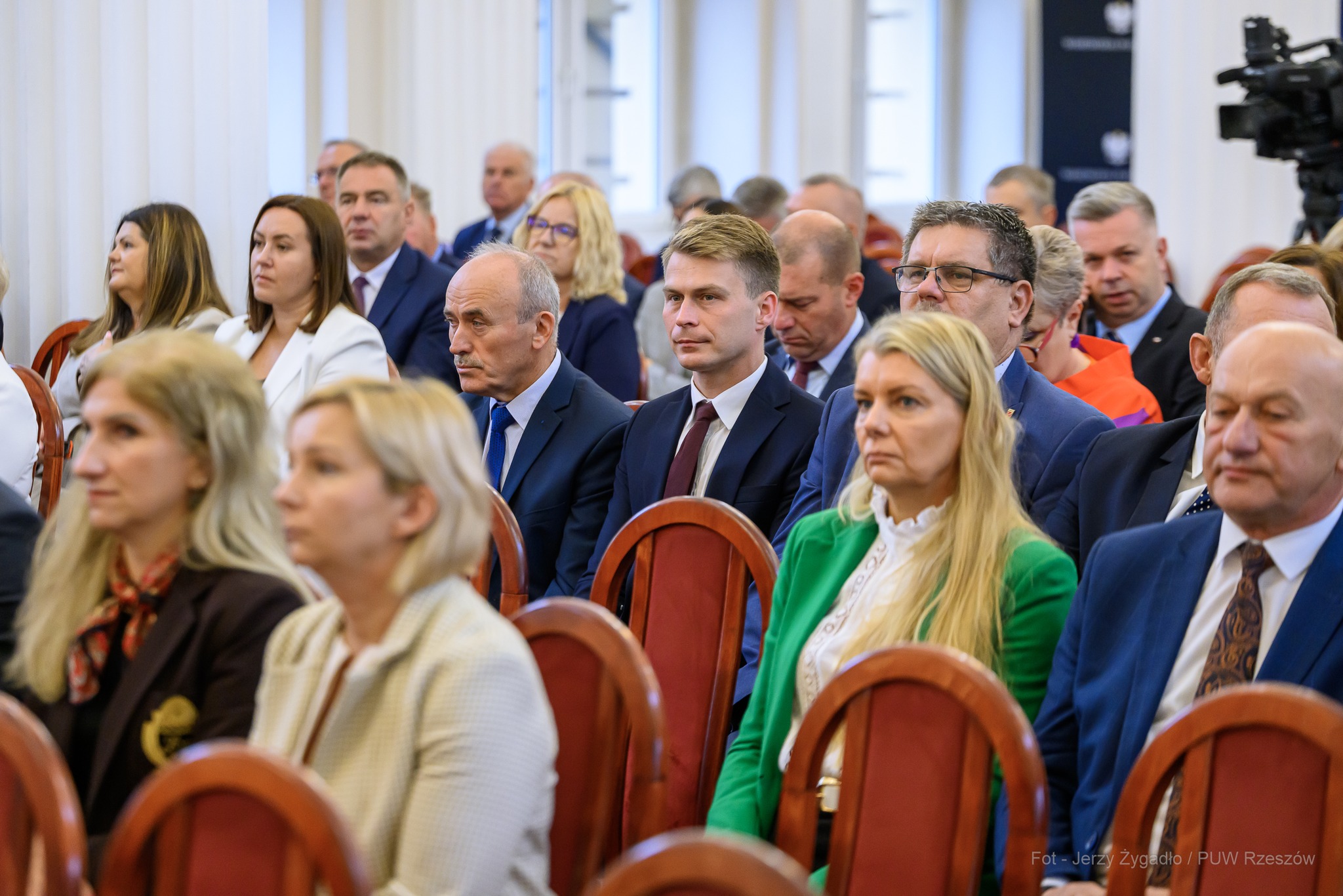Uczestnicy spotkania siedzący w rzędach na sali konferencyjnej. Osoby ubrane w garnitury i eleganckie stroje słuchają wystąpień. Fot. Jerzy Żygadło / PUW Rzeszów.