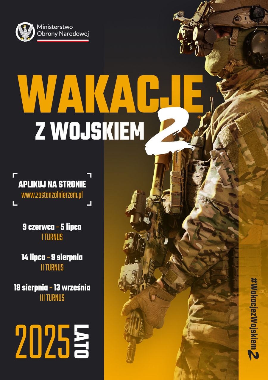 Plakat promujący akcję „Wakacje z wojskiem 2” organizowaną przez Ministerstwo Obrony Narodowej. Po lewej stronie widnieje tekst z terminami trzech turnusów w 2025 roku: 9 czerwca–5 lipca, 14 lipca–9 sierpnia, 18 sierpnia–13 września. W tle z prawej strony widoczny żołnierz w pełnym umundurowaniu i oporządzeniu bojowym, z karabinem i noktowizorem na hełmie. Tło w kolorach czerni i żółci. Na dole hasztag: #WakacjezWojskiem2.